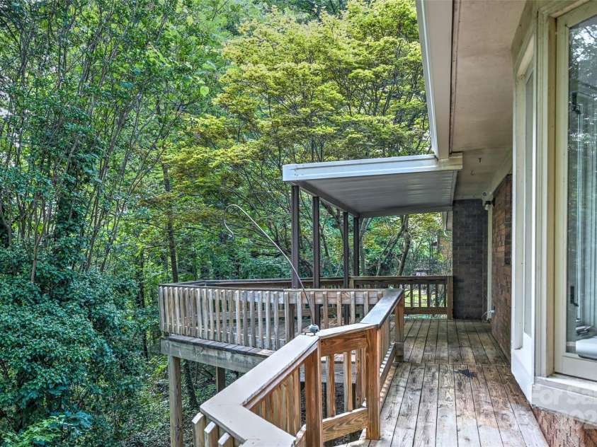 8 Mayfair Drive, Candler, NC 28715.  MLS# CAR4273573, YatesRealty ID 23775. 