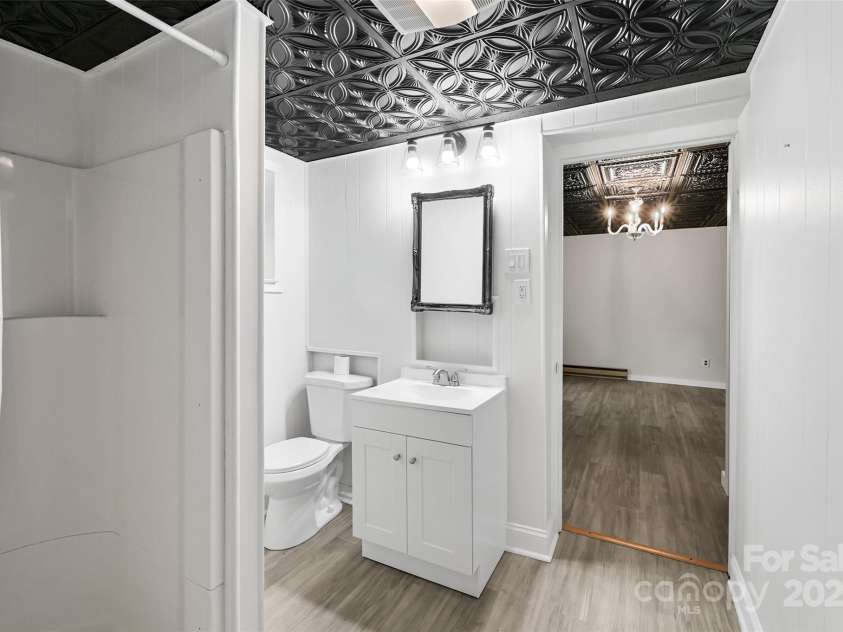 8 Mayfair Drive, Candler, NC 28715.  MLS# CAR4273573, YatesRealty ID 23775. Basement en suite full bath