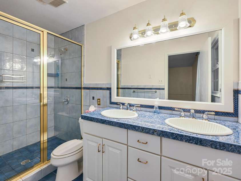 8 Mayfair Drive, Candler, NC 28715.  MLS# CAR4273573, YatesRealty ID 23775. Hall bath