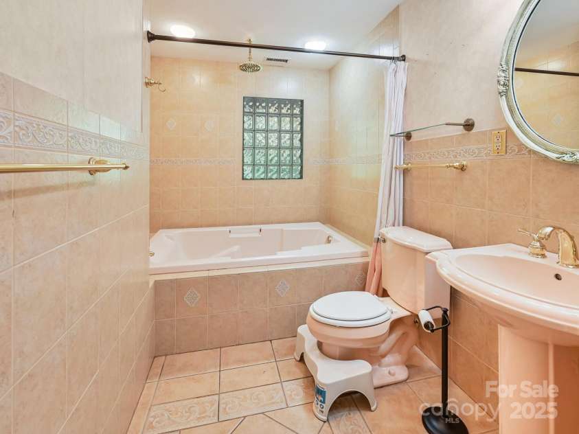 8 Mayfair Drive, Candler, NC 28715.  MLS# CAR4273573, YatesRealty ID 23775. Primary Bathroom