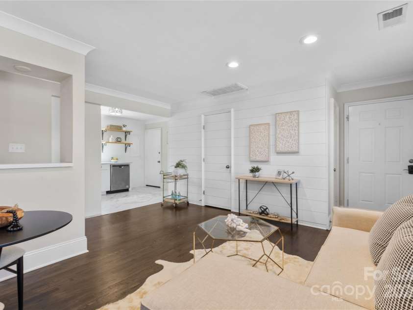 404 Wakefield Drive, Charlotte, NC 28209.  MLS# CAR4274705, YatesRealty ID 23777. 