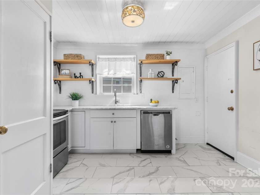 404 Wakefield Drive, Charlotte, NC 28209.  MLS# CAR4274705, YatesRealty ID 23777. 