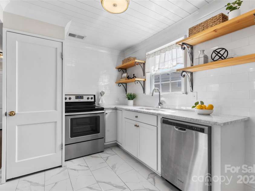 404 Wakefield Drive, Charlotte, NC 28209.  MLS# CAR4274705, YatesRealty ID 23777. 