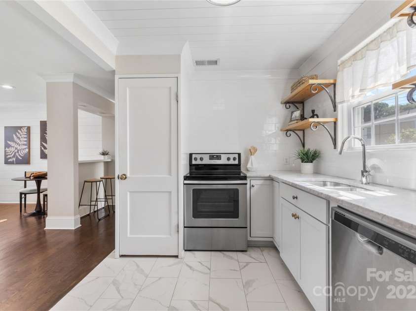 404 Wakefield Drive, Charlotte, NC 28209.  MLS# CAR4274705, YatesRealty ID 23777. 