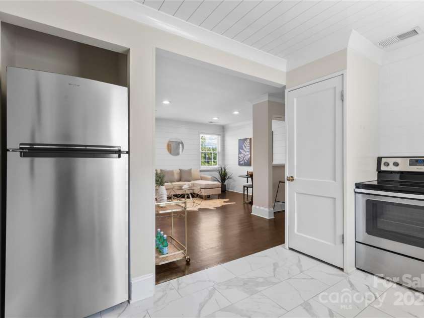 404 Wakefield Drive, Charlotte, NC 28209.  MLS# CAR4274705, YatesRealty ID 23777. 