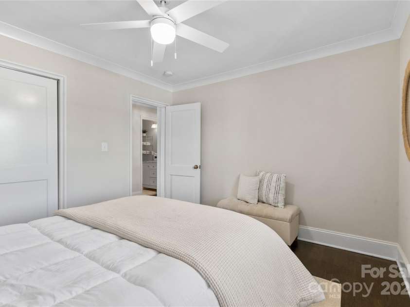 404 Wakefield Drive, Charlotte, NC 28209.  MLS# CAR4274705, YatesRealty ID 23777. 