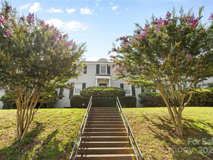 404 Wakefield Drive, Charlotte, NC 28209.  MLS# CAR4274705, YatesRealty ID 23777. 