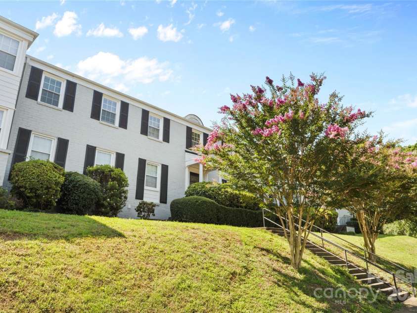 404 Wakefield Drive, Charlotte, NC 28209.  MLS# CAR4274705, YatesRealty ID 23777. 