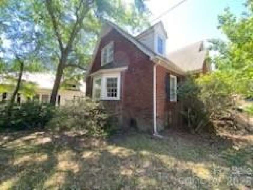 413 Rice Street, Hamlet, NC 28345.  MLS# CAR4382214, YatesRealty ID 23777. 