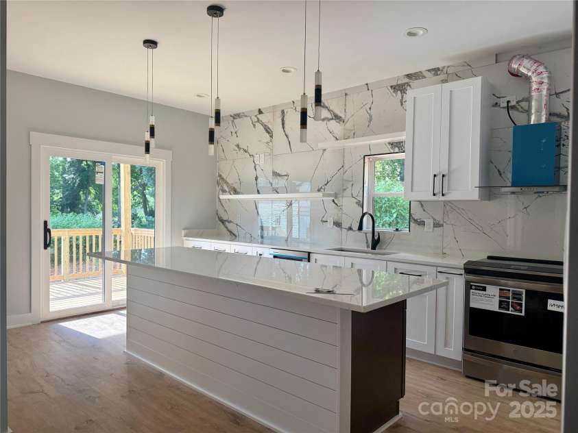 908 30th Avenue Drive, Hickory, NC 28601.  MLS# CAR4276650, YatesRealty ID 23779. 