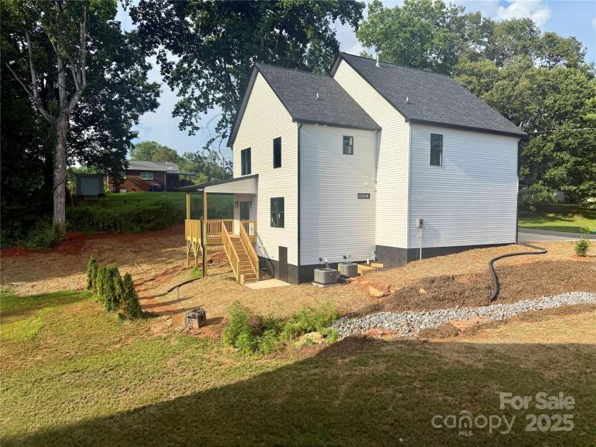 908 30th Avenue Drive, Hickory, NC 28601.  MLS# CAR4276650, YatesRealty ID 23779. 