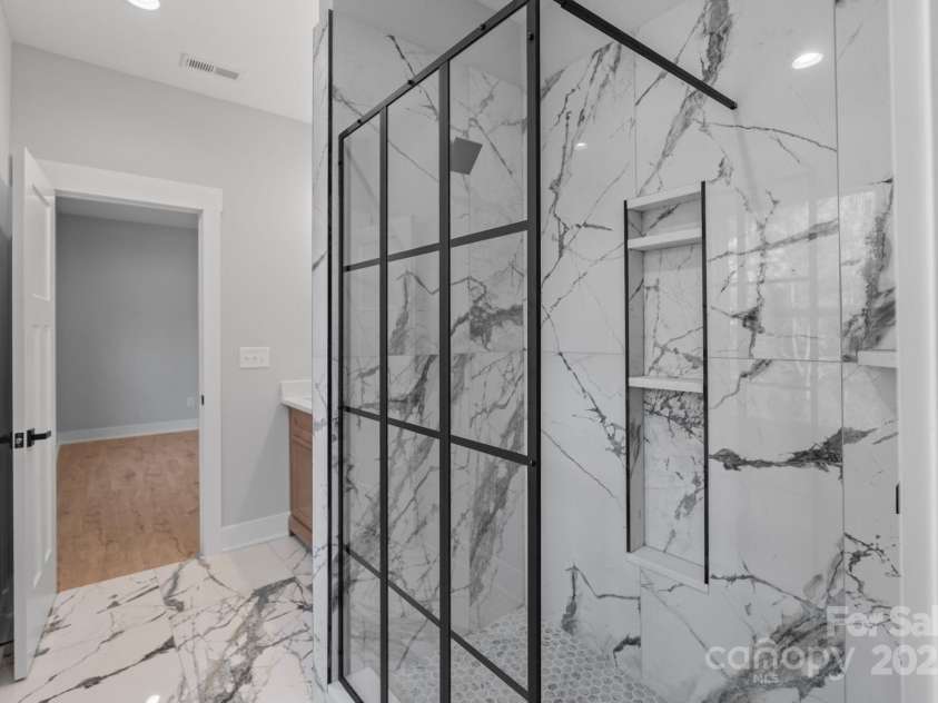 908 30th Avenue Drive, Hickory, NC 28601.  MLS# CAR4319607, YatesRealty ID 23779. Primary bath