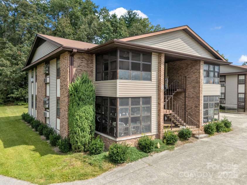 45 Indian River Road, Hendersonville, NC 28791.  MLS# CAR4305685, YatesRealty ID 2378. 