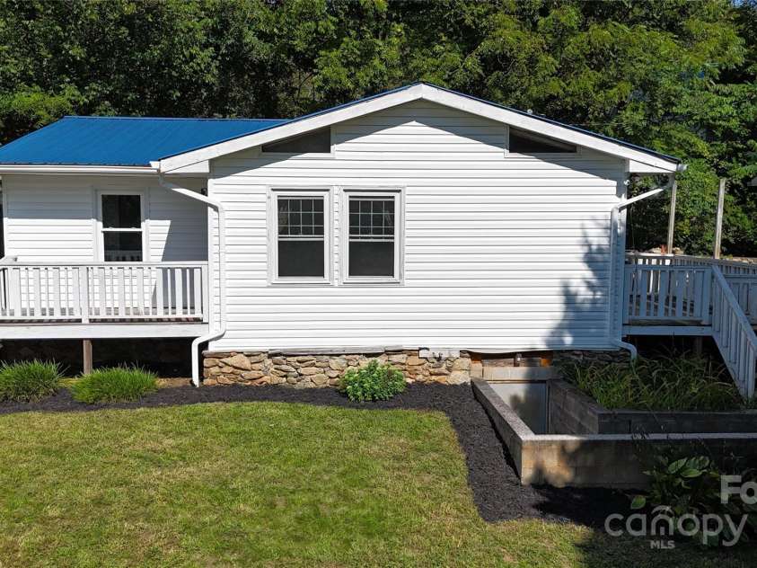 9 Snyder Drive, Asheville, NC 28804.  MLS# CAR4220371, YatesRealty ID 2378. 