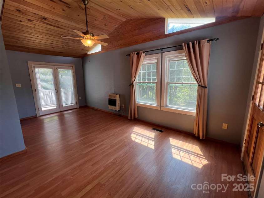 9 Snyder Drive, Asheville, NC 28804.  MLS# CAR4220371, YatesRealty ID 2378. 