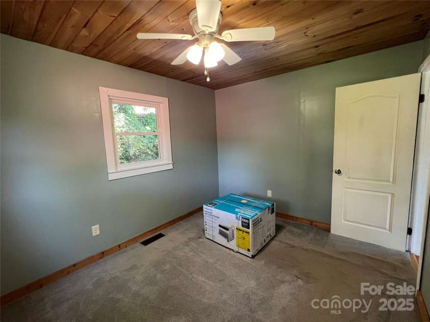 9 Snyder Drive, Asheville, NC 28804.  MLS# CAR4220371, YatesRealty ID 2378. 