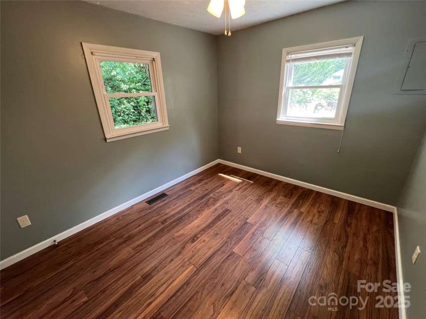 9 Snyder Drive, Asheville, NC 28804.  MLS# CAR4220371, YatesRealty ID 2378. 