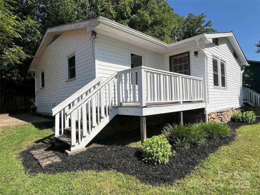 9 Snyder Drive, Asheville, NC 28804.  MLS# CAR4220371, YatesRealty ID 2378. 