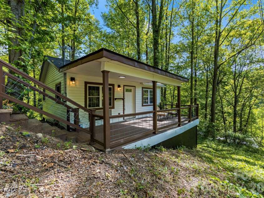 193 Sams Hill, Sylva, NC 28779.  MLS# CAR4379305, YatesRealty ID 23781. 