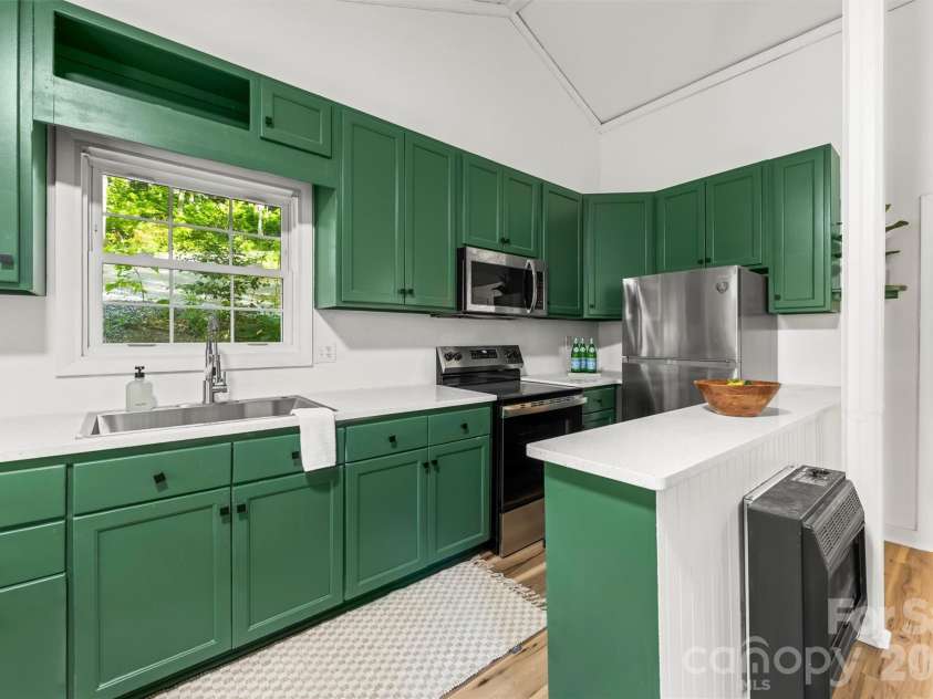 193 Sams Hill, Sylva, NC 28779.  MLS# CAR4379305, YatesRealty ID 23781. 
