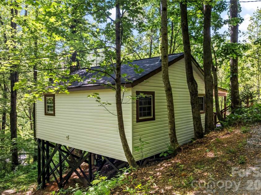 193 Sams Hill, Sylva, NC 28779.  MLS# CAR4379305, YatesRealty ID 23781. 