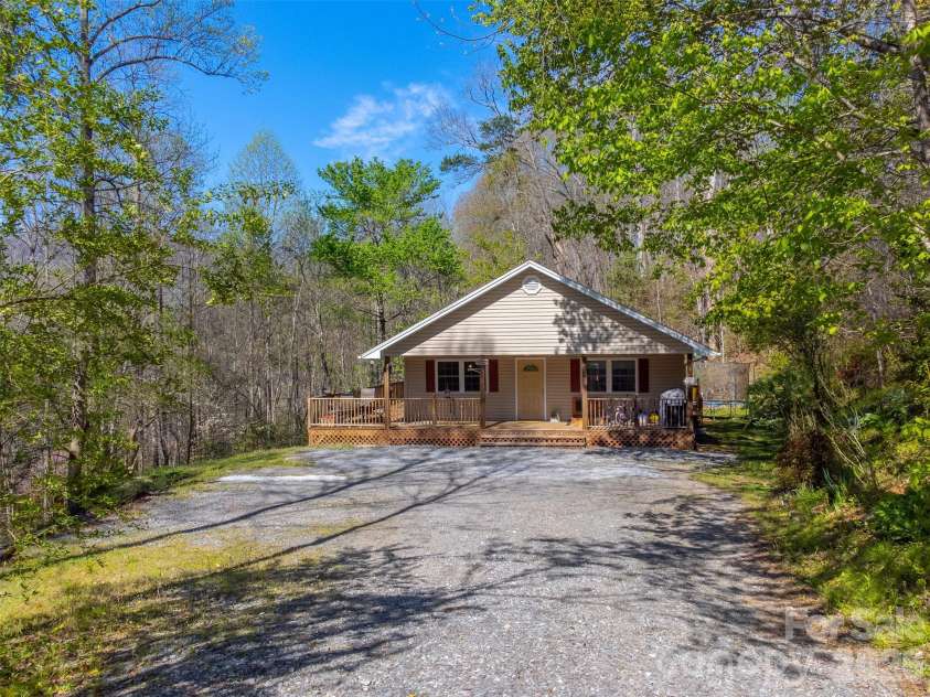 201 Windcrest Ridge, Sylva, NC 28779.  MLS# CAR4367341, YatesRealty ID 23782. 
