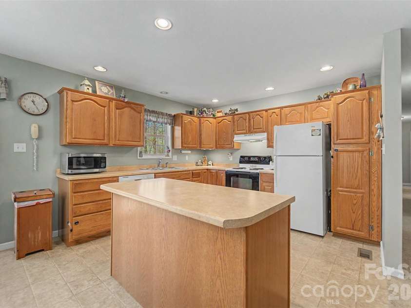 201 Windcrest Ridge, Sylva, NC 28779.  MLS# CAR4367341, YatesRealty ID 23782. 