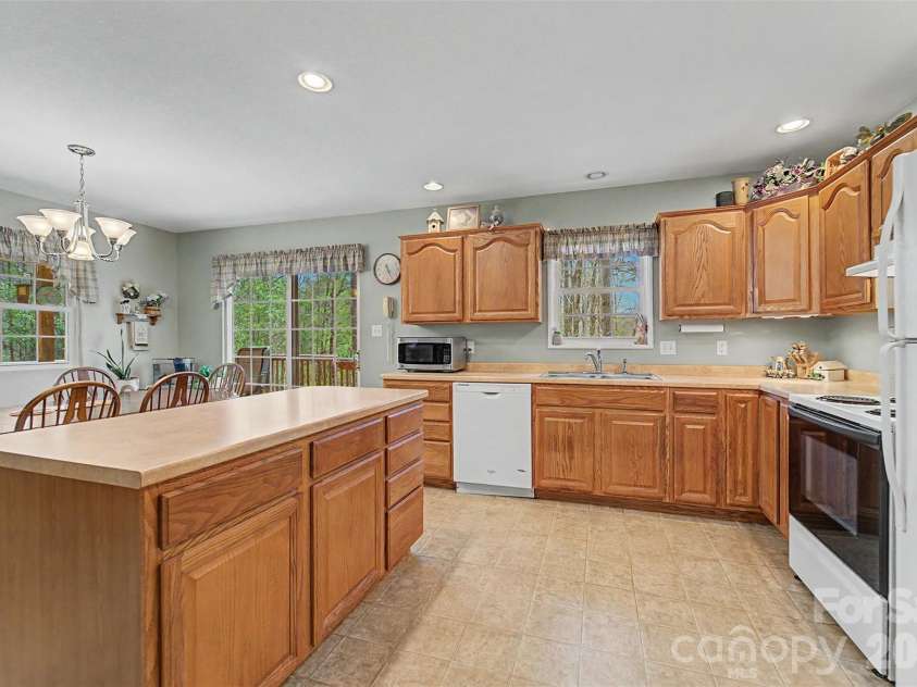 201 Windcrest Ridge, Sylva, NC 28779.  MLS# CAR4367341, YatesRealty ID 23782. 