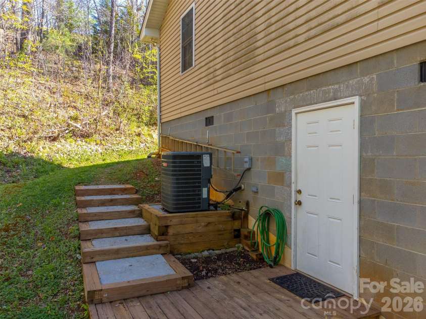 201 Windcrest Ridge, Sylva, NC 28779.  MLS# CAR4367341, YatesRealty ID 23782. 