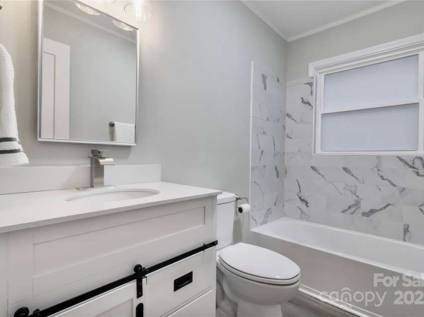 6726 Lockhart Road, Sharon, SC 29742.  MLS# CAR4211282, YatesRealty ID 23782. Hallway Full Bathroom