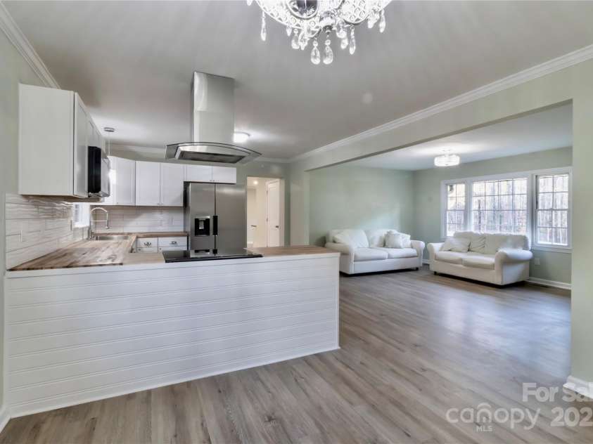 6726 Lockhart Road, Sharon, SC 29742.  MLS# CAR4211282, YatesRealty ID 23782. New flooring throughout