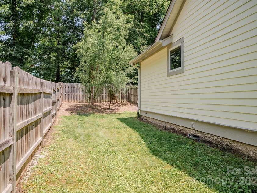 89 Covered Bridge Drive, Flat Rock, NC 28731.  MLS# CAR4271519, YatesRealty ID 23786. 