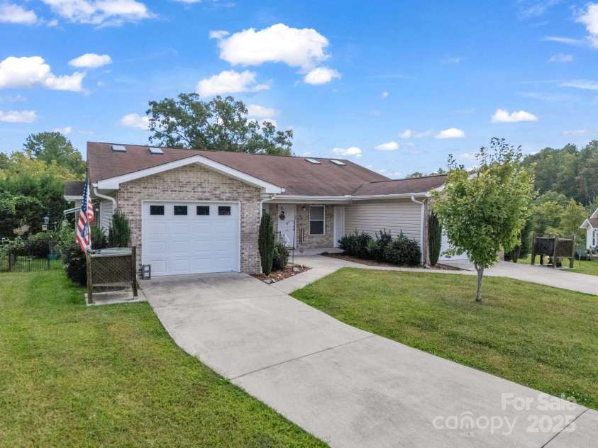14 Cornerstone Way, Hendersonville, NC 28791.  MLS# CAR4306629, YatesRealty ID 2379. 