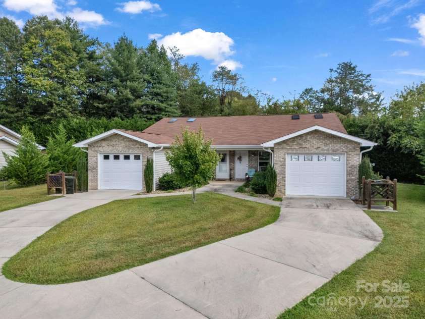14 Cornerstone Way, Hendersonville, NC 28791.  MLS# CAR4306629, YatesRealty ID 2379. 