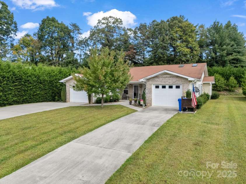 14 Cornerstone Way, Hendersonville, NC 28791.  MLS# CAR4306629, YatesRealty ID 2379. 