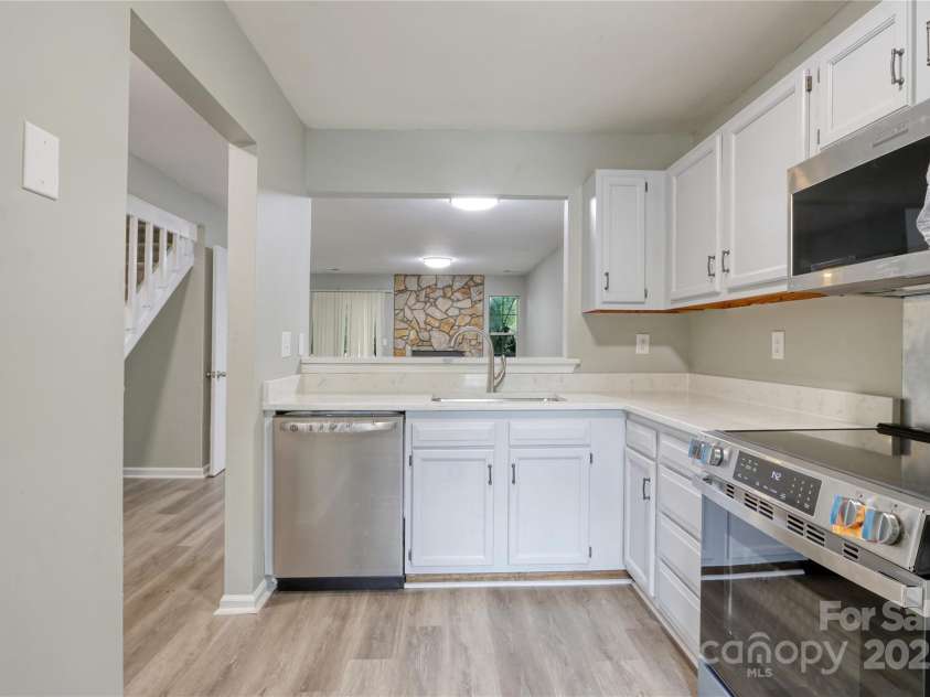 6325 Windsor Gate Lane, Charlotte, NC 28215.  MLS# CAR4213899, YatesRealty ID 2379. 