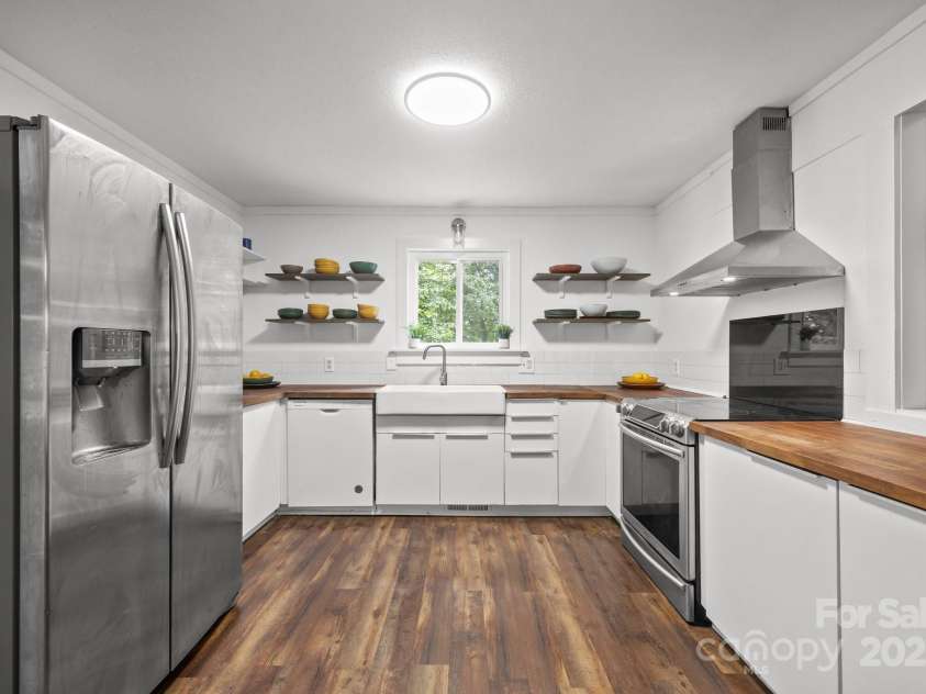 3276 Howard Gap Road, Hendersonville, NC 28792.  MLS# CAR4276370, YatesRealty ID 23790. 