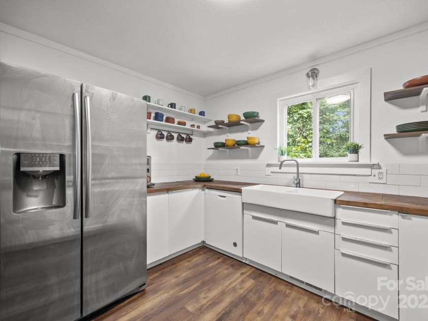 3276 Howard Gap Road, Hendersonville, NC 28792.  MLS# CAR4276370, YatesRealty ID 23790. 