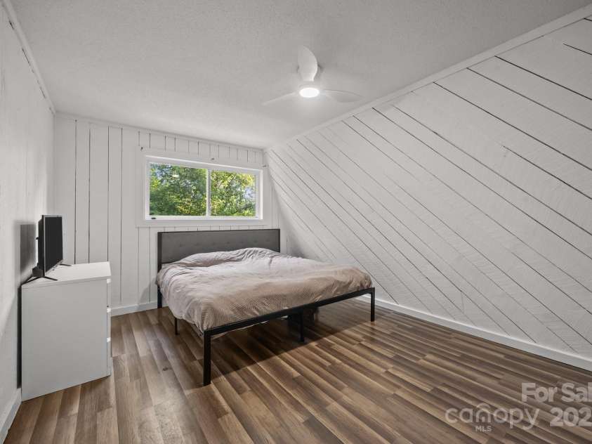 3276 Howard Gap Road, Hendersonville, NC 28792.  MLS# CAR4276370, YatesRealty ID 23790. 