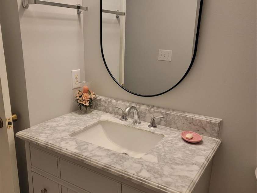 107 Forrest Glenn Court, King, NC 27021.  MLS# CAR4350946, YatesRealty ID 23795. Full Hall Bath