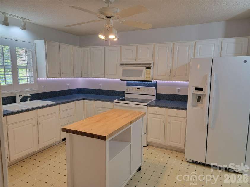 107 Forrest Glenn Court, King, NC 27021.  MLS# CAR4350946, YatesRealty ID 23795. Kitchen