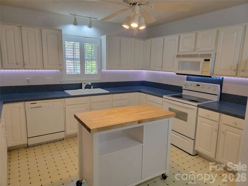 107 Forrest Glenn Court, King, NC 27021.  MLS# CAR4350946, YatesRealty ID 23795. Kitchen