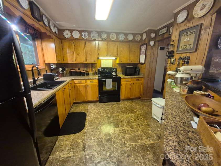 217 Shortoff Lane, Highlands, NC 28741.  MLS# CAR4276005, YatesRealty ID 23798. 