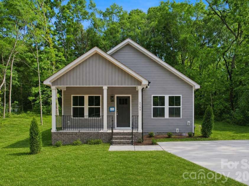 2500 Sunset Avenue, Gastonia, NC 28052.  MLS# CAR4378729, YatesRealty ID 23798. 