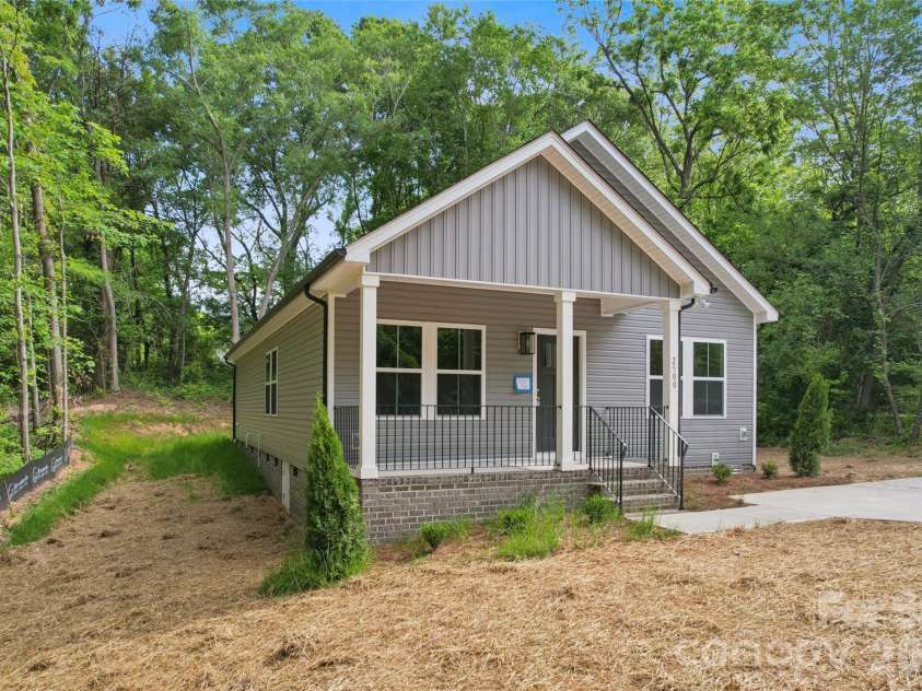 2500 Sunset Avenue, Gastonia, NC 28052.  MLS# CAR4378729, YatesRealty ID 23798. 