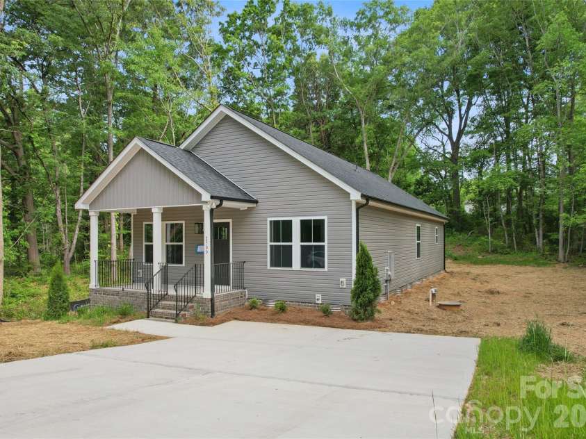 2500 Sunset Avenue, Gastonia, NC 28052.  MLS# CAR4378729, YatesRealty ID 23798. 