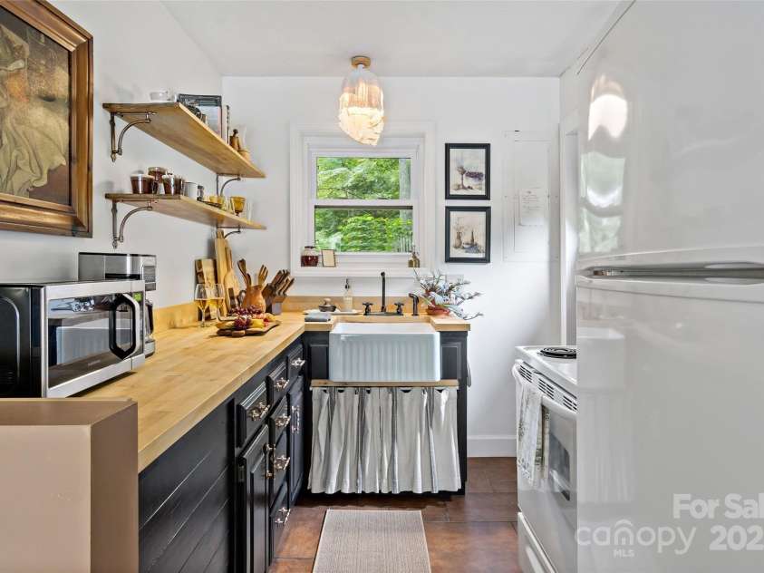 570 Brandon Road, Black Mountain, NC 28711.  MLS# CAR4241895, YatesRealty ID 238. 