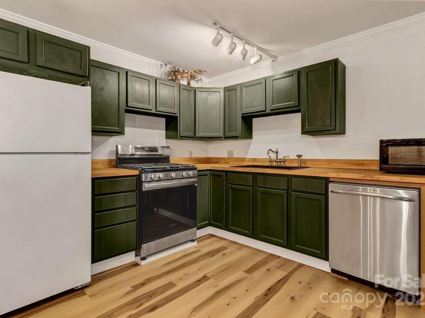 570 Brandon Road, Black Mountain, NC 28711.  MLS# CAR4241895, YatesRealty ID 238. Lower Level Full Kitchen