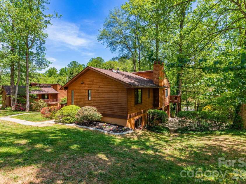 5 Wildwood Circle, Fletcher, NC 28732.  MLS# CAR4378372, YatesRealty ID 23801. Front Yard