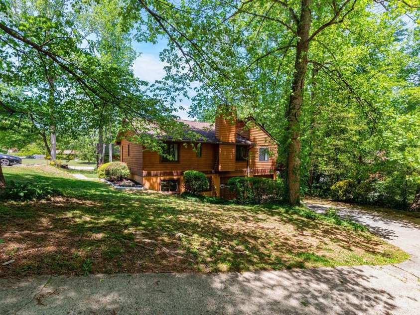 5 Wildwood Circle, Fletcher, NC 28732.  MLS# CAR4378372, YatesRealty ID 23801. Front Yard, Driveway